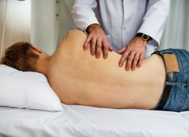 Rückenschmerzen in Pflegeberufen vorbeugen