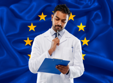 Ein Arzt checkt die harmonisierten Normen vor der EU Fahne