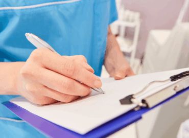 regulatorische Anforderungen: Person mit Akte