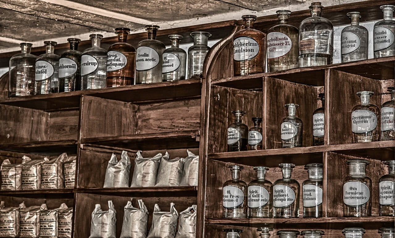Holzregal mit Medikamenten in einer Apotheke