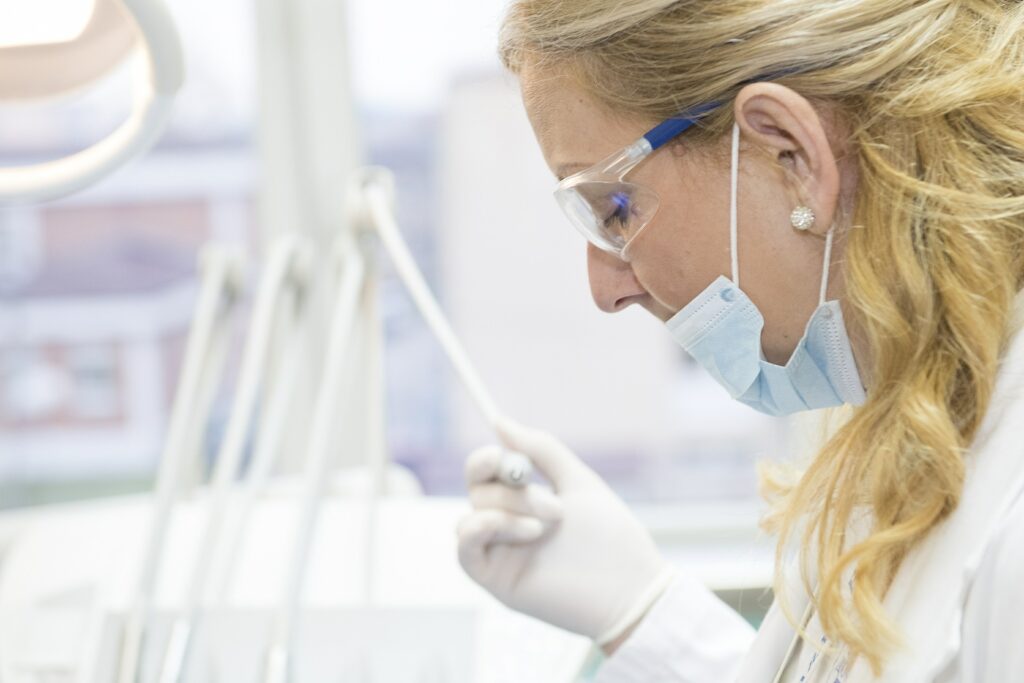 Arbeitende Frau in einem Labor