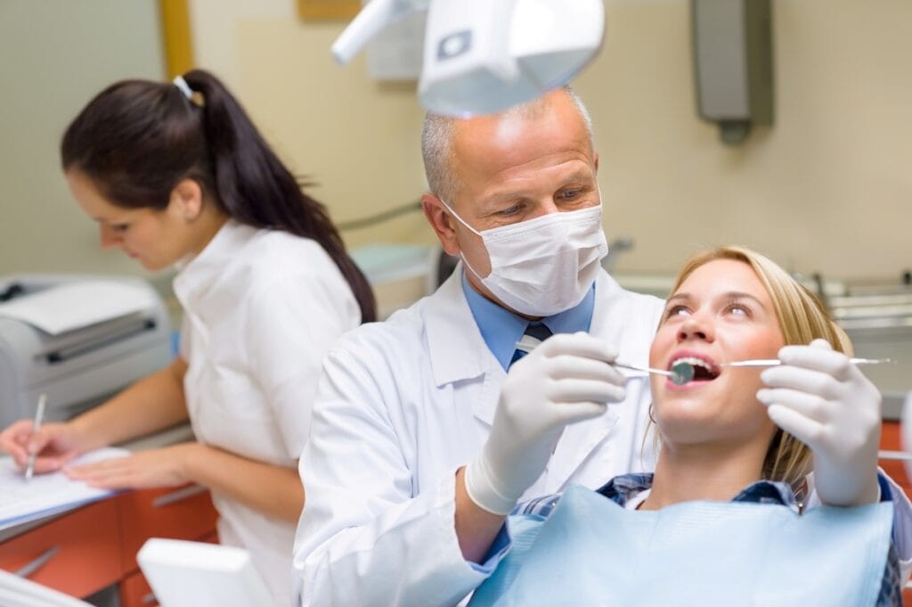 Arzt behandelt eine Patientin