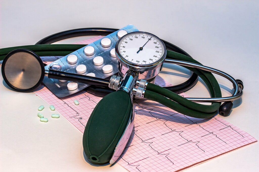 Mehrere Medizinprodukte zur Behandlung und Diagnose.