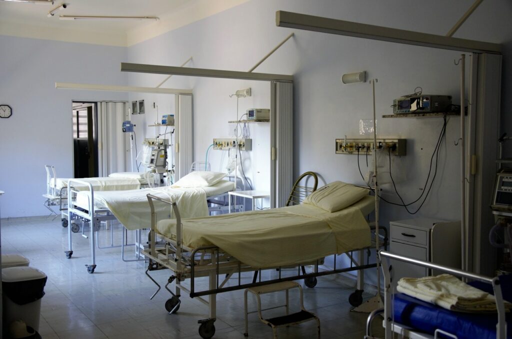 Leere Pflegebetten in einem Krankenhaus.
