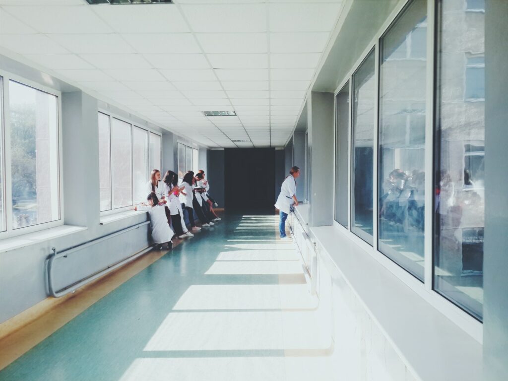 Krankenhaus-Personal unterhält sich in einem Flur.