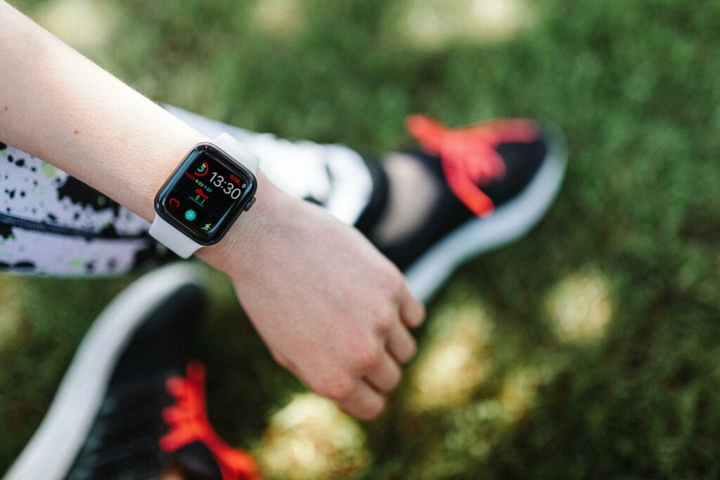 Person schaut auf eine Smart Watch, um den Blutzucker zu kontrollieren.