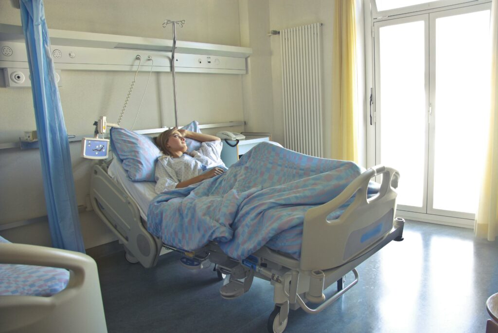 Patientin liegt in einem elektrisch betriebenen Pflegebett.