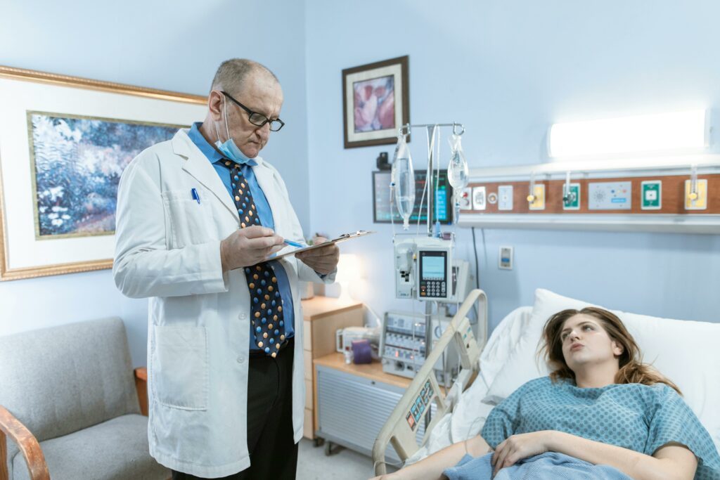 Arzt spricht mit einer Patientin.